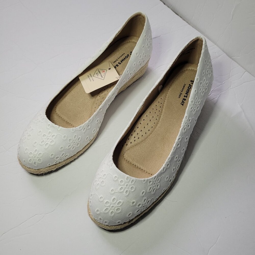 St John's Bay Reddy Eyelet Slip-on Flats Women's Size 7W NWT